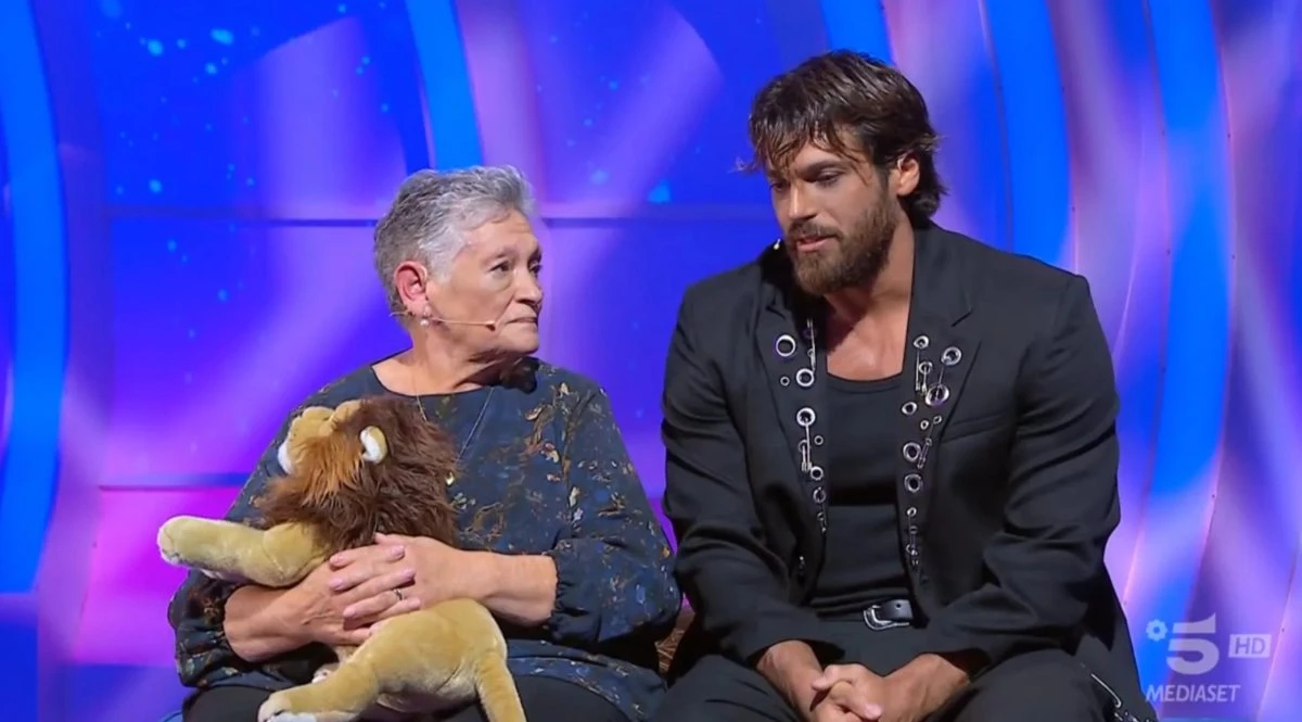 Can Yaman nello studio di C'è posta per te durante la sorpresa a nonna Fina