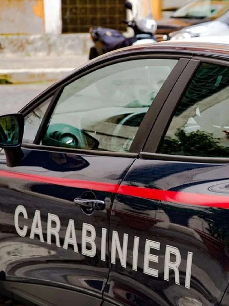 Pattuglia dei carabinieri impegnata in servizio notturno