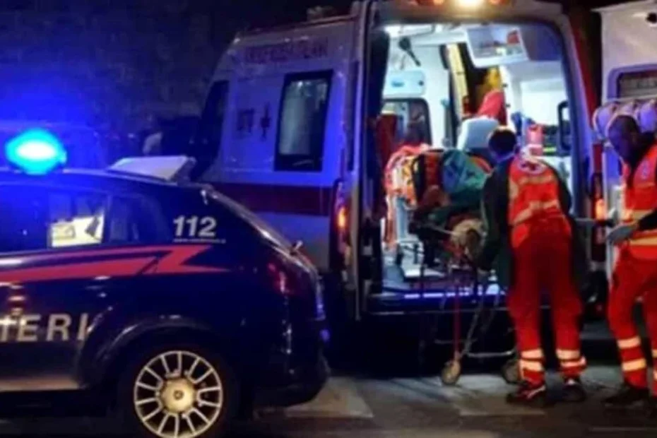 Carabinieri e ambulanza di notte con lampeggianti accesi