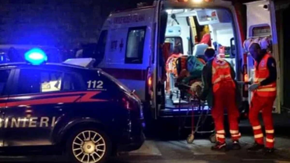 Carabinieri e ambulanza di notte con lampeggianti accesi