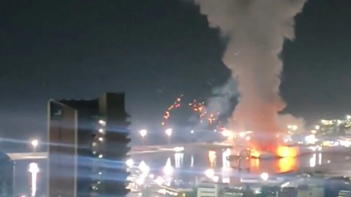 Veduta notturna di Caracas con fumo e incendi dopo le esplosioni