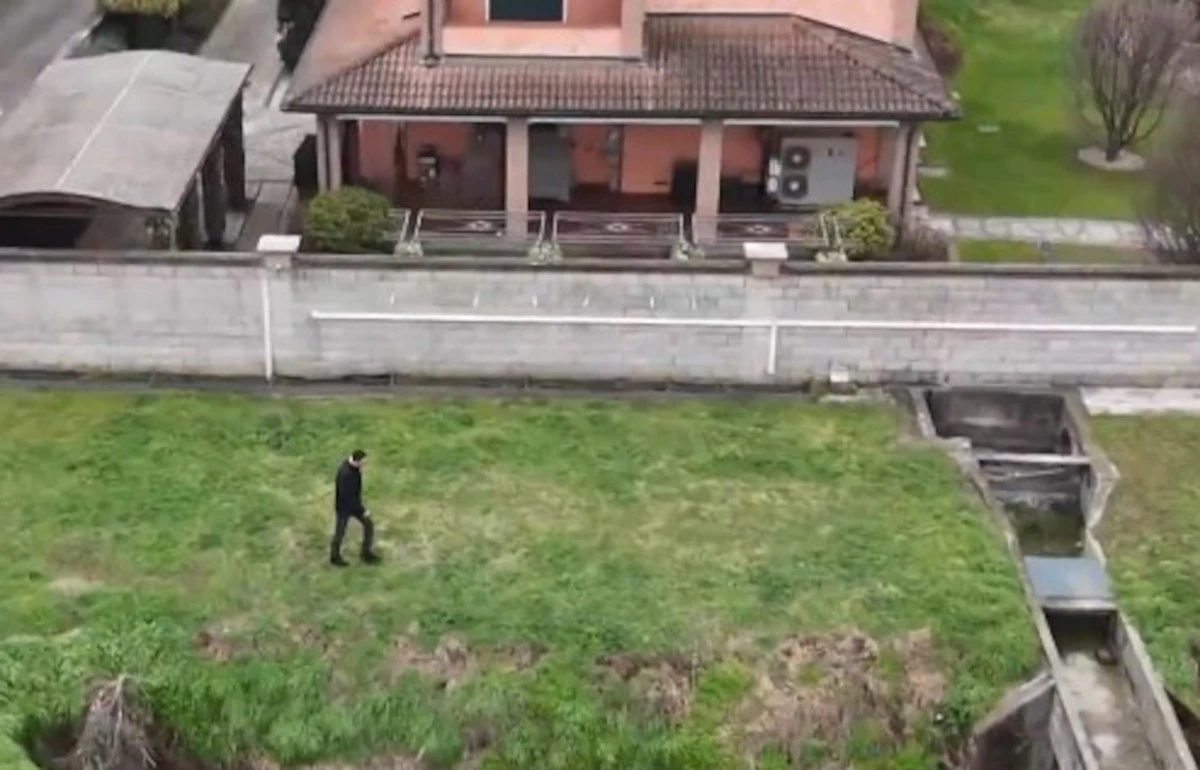 Stradina pedonale che conduce verso il retro della casa di Andrea Sempio a Garlasco