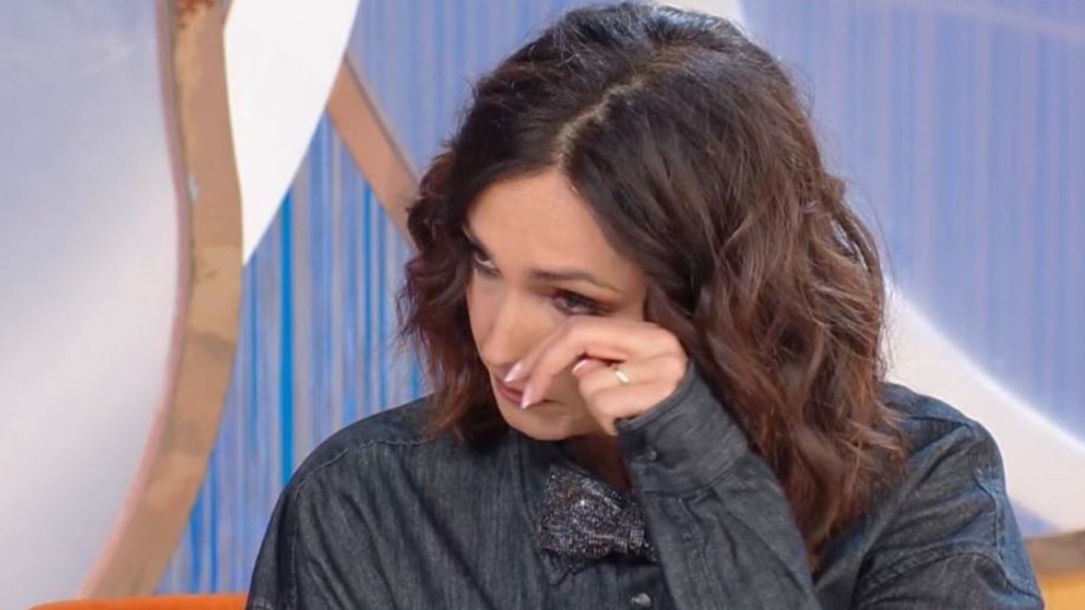 Caterina Balivo crolla in lacrime in diretta, annuncio shock dell’ospite: “Mamma morta dopo intervento” (VIDEO)
