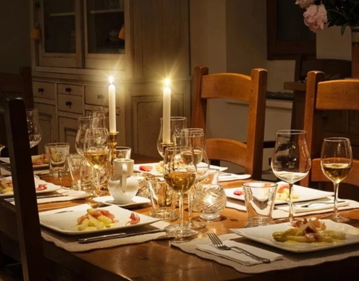 Tavola imbandita per il cenone di Capodanno e attenzione alla sicurezza alimentare