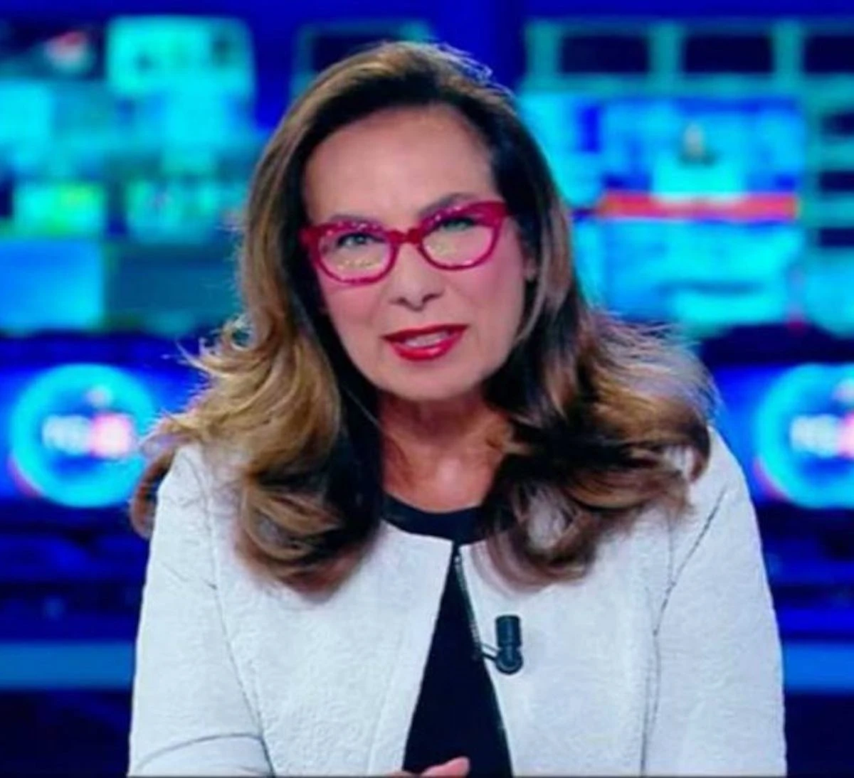 Cesara Buonamici in studio al Tg5 durante la lettura del comunicato Mediaset