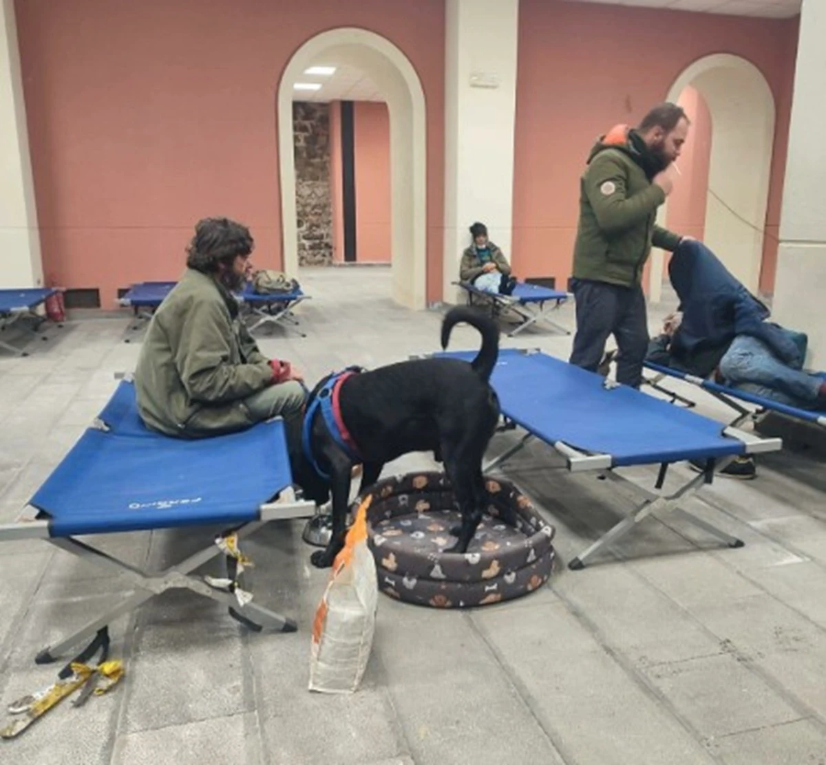 Effetti del ciclone Harry con cielo nuvoloso e vento forte