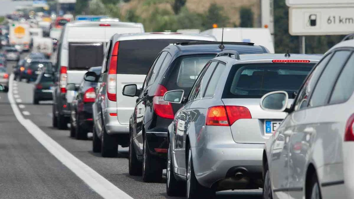 Code di veicoli e autostrada parzialmente bloccata dopo incidente