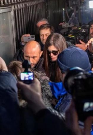 Crans Montana, Jacques e Jessica Moretti arrivano in tribunale ed è choc: è successo davanti a tutti (VIDEO)