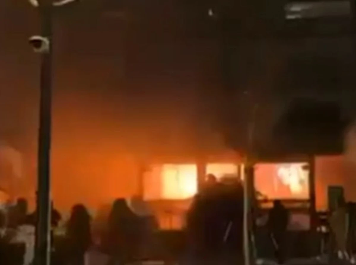 Soccorritori e forze dell'ordine sul luogo dell'incendio a Crans-Montana