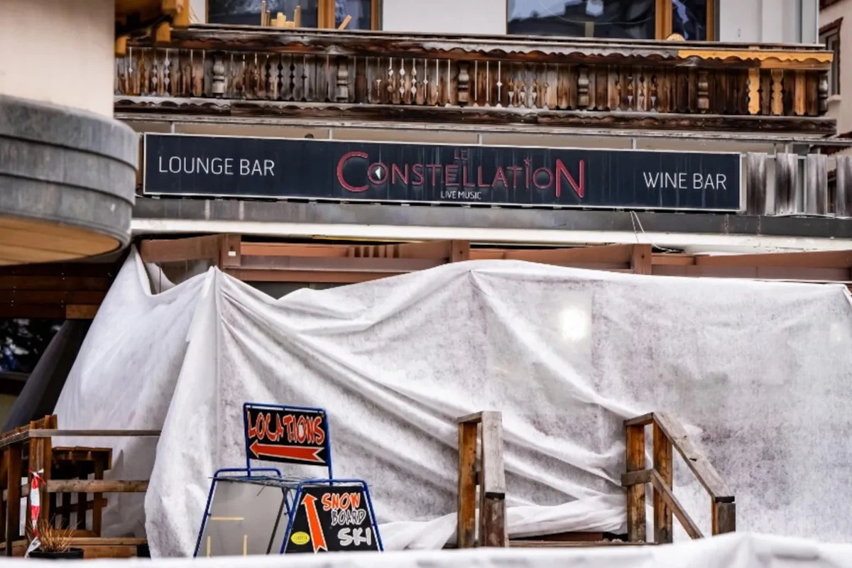 Area esterna transennata dopo la strage di Crans-Montana