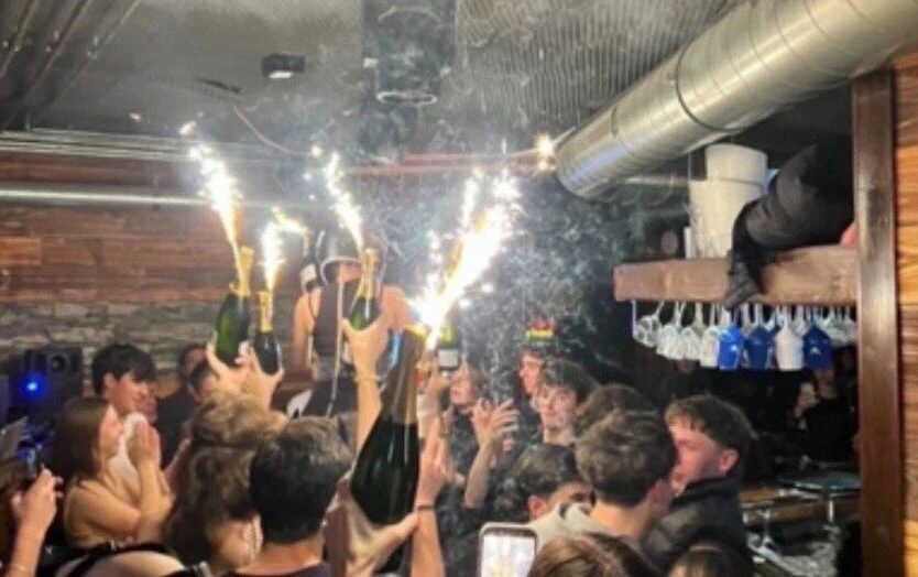 Soccorritori e mezzi di emergenza a Crans-Montana dopo l'incendio