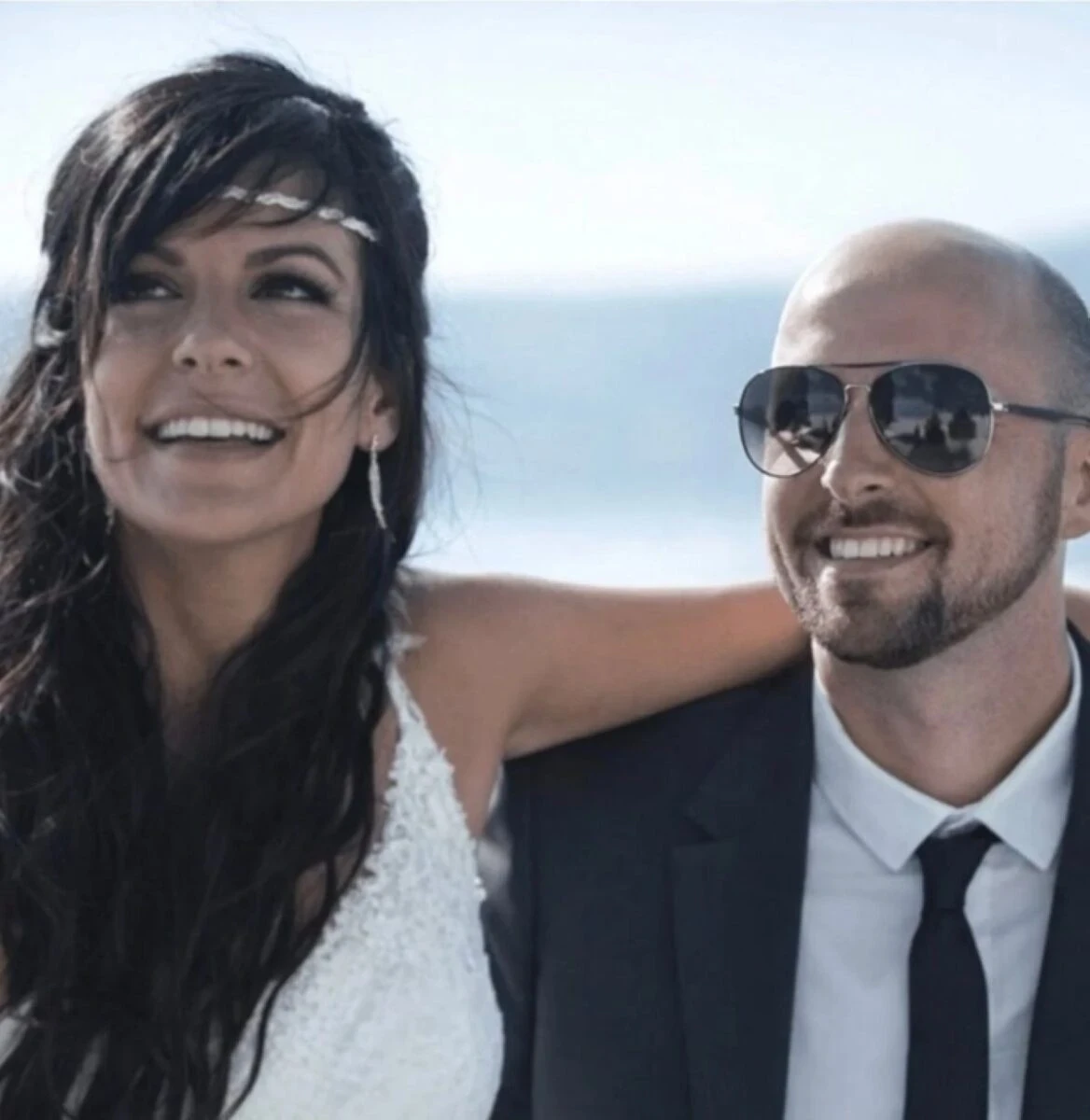 Fiori, candele e omaggi deposti per le vittime del rogo di Crans-Montana