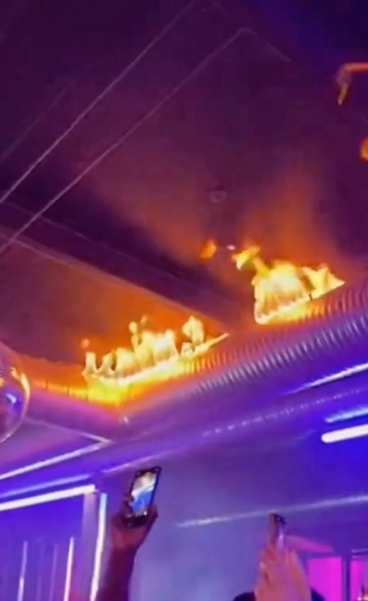 Interni danneggiati del locale Constellation dopo l'incendio di Capodanno