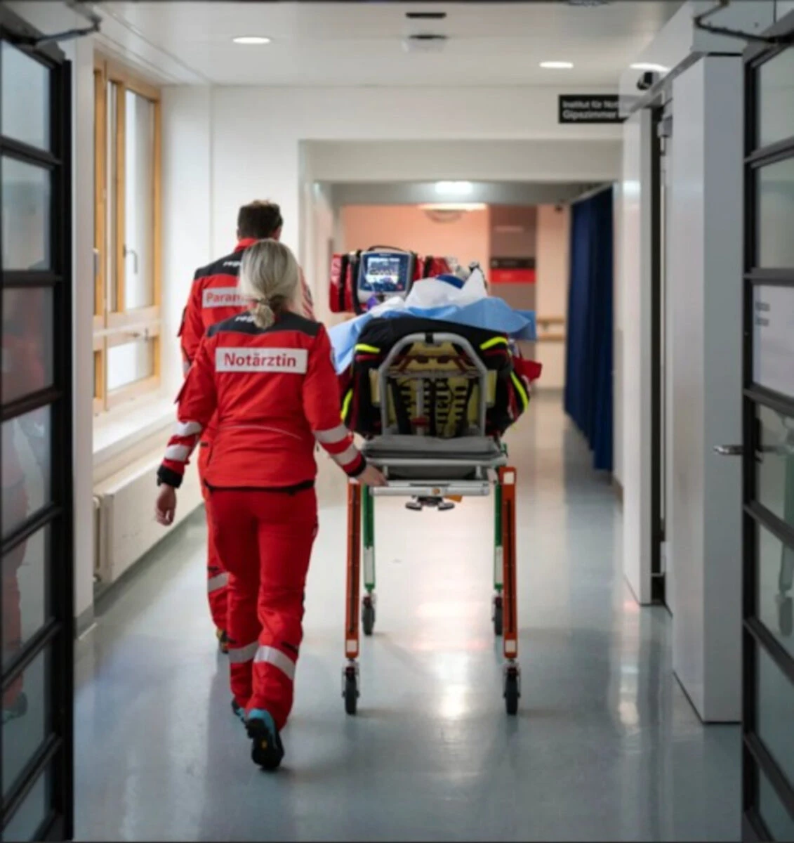 Panoramica di Crans-Montana con mezzi di soccorso dopo l'incendio nella discoteca