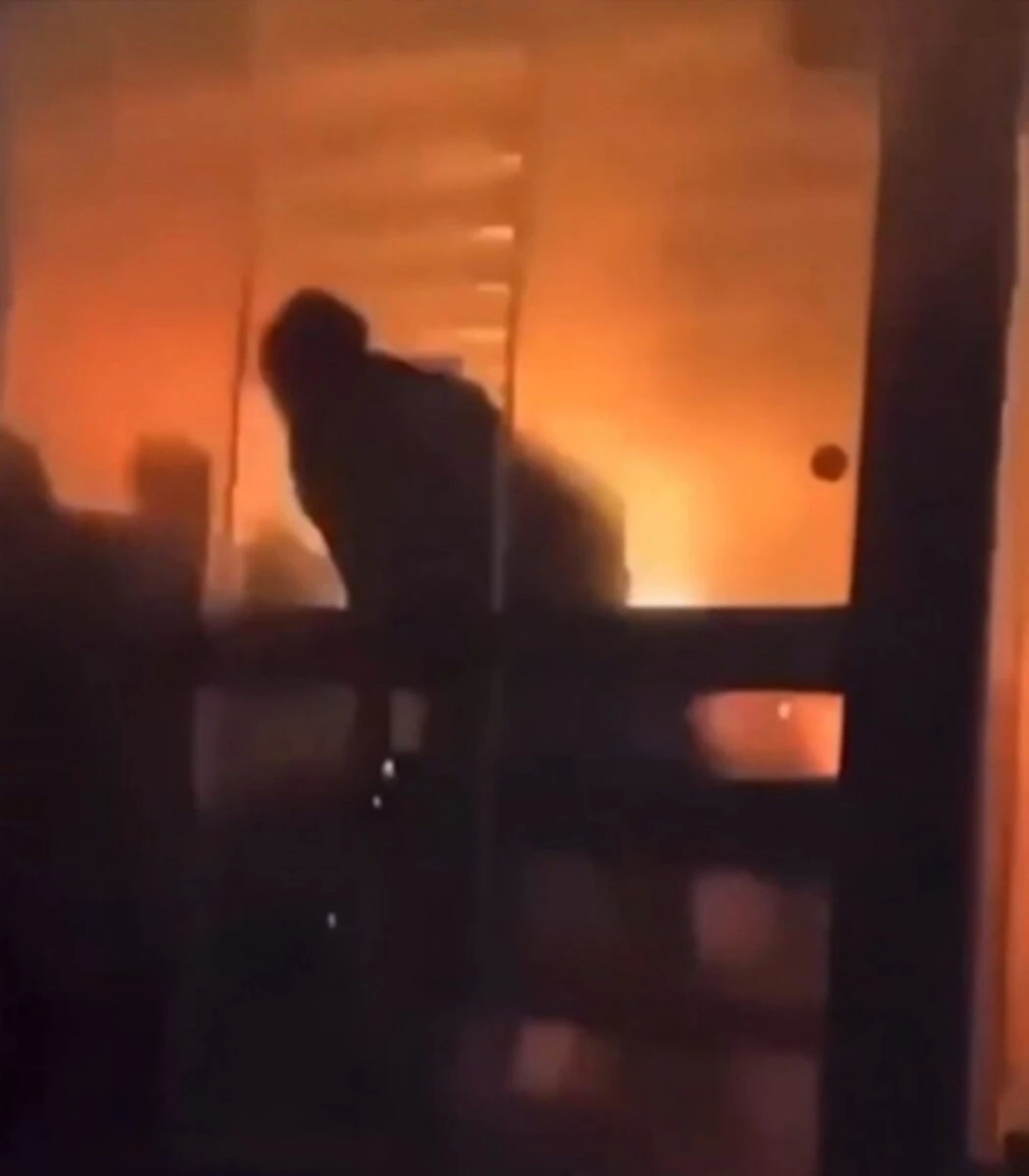 Soccorritori e forze dell’ordine all’esterno del locale Le Constellation a Crans-Montana