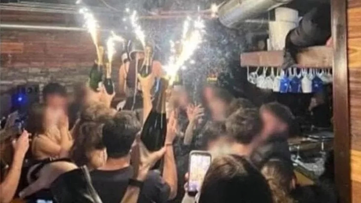 Scena dall'esterno del locale incendiato a Crans-Montana