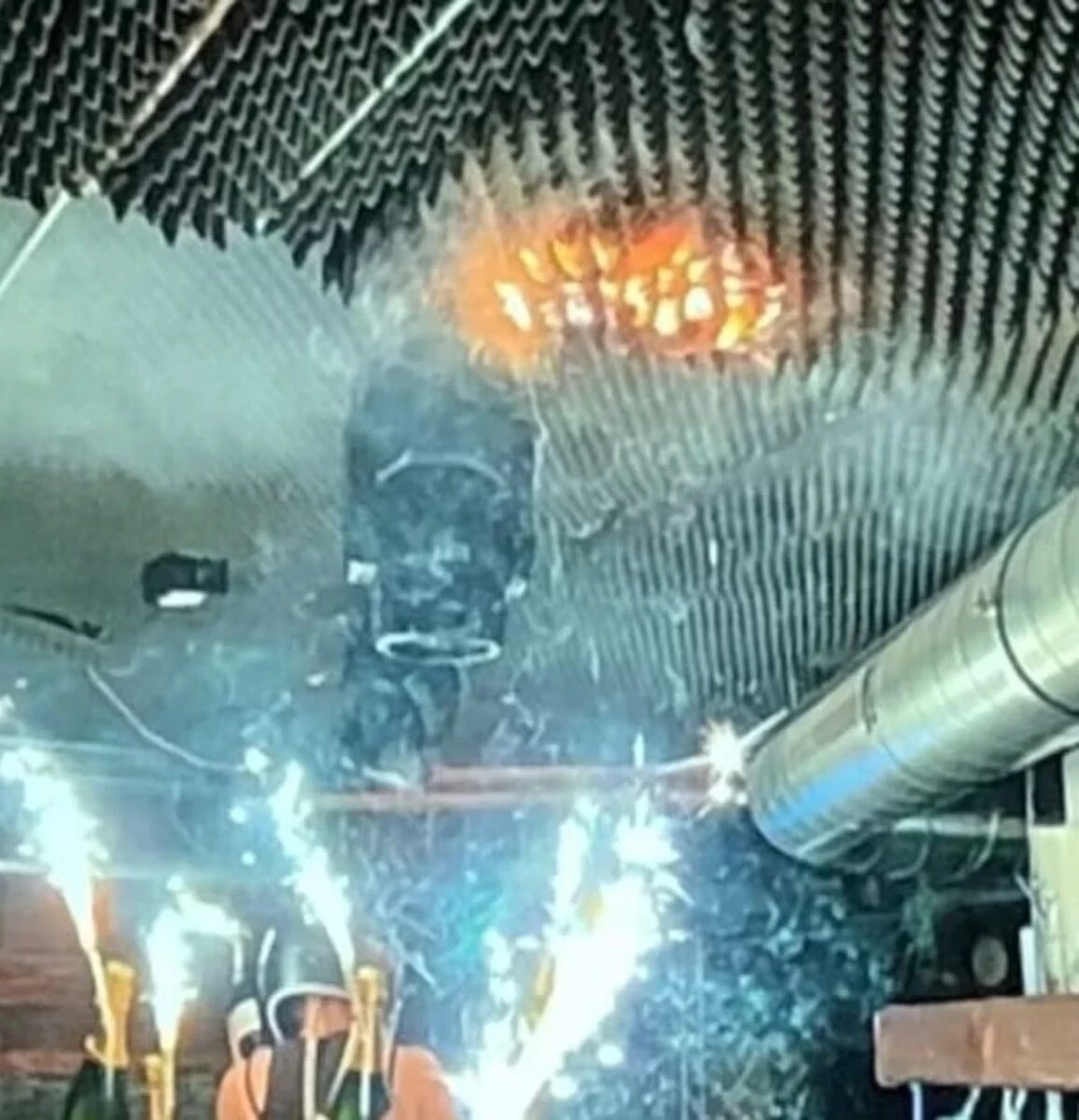 Scala interna del locale La Costellation di Crans-Montana interessata dall’incendio