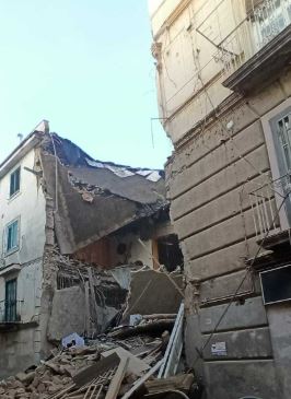 Crolla palazzo a Casoria, tragedia sfiorata: venti famiglie evacuate poche ore prima