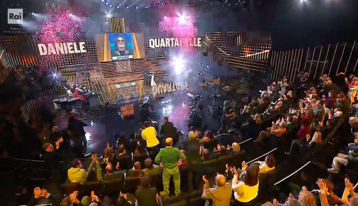 Daniele Quartapelle nei panni di Renato Zero durante l'esibizione