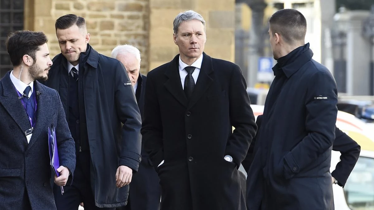 Marco van Basten a bordo campo durante una partita