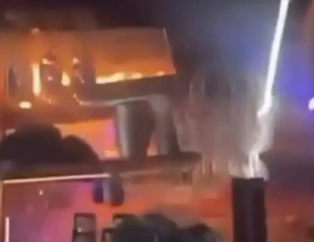 Esterno del locale Le Constellation di Crans-Montana dopo l'incendio