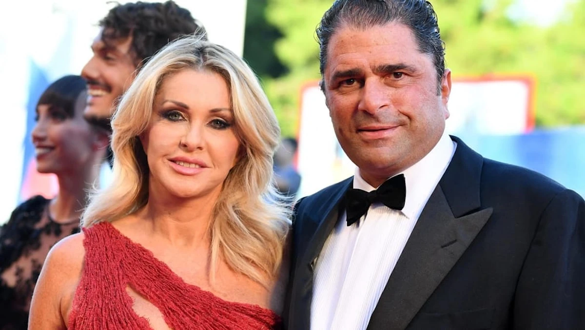 Paola Ferrari in primo piano durante un evento pubblico