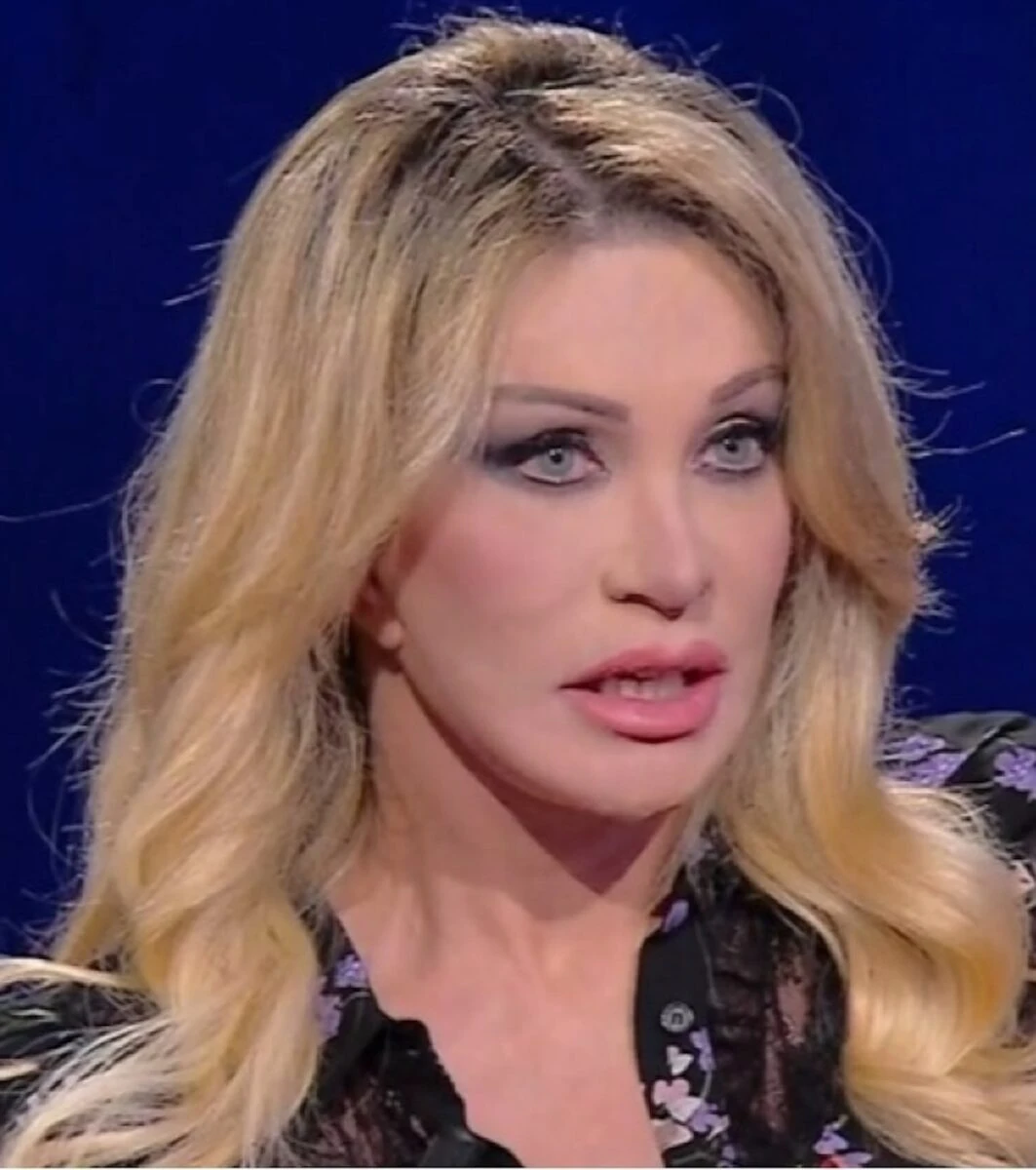 Paola Ferrari e Marco De Benedetti fotografati insieme durante un evento