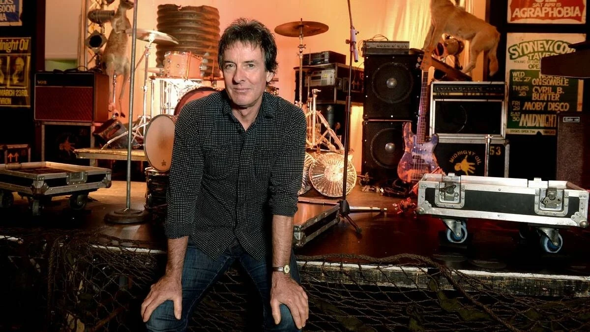 Primo piano del batterista dei Midnight Oil Rob Hirst durante un concerto dal vivo