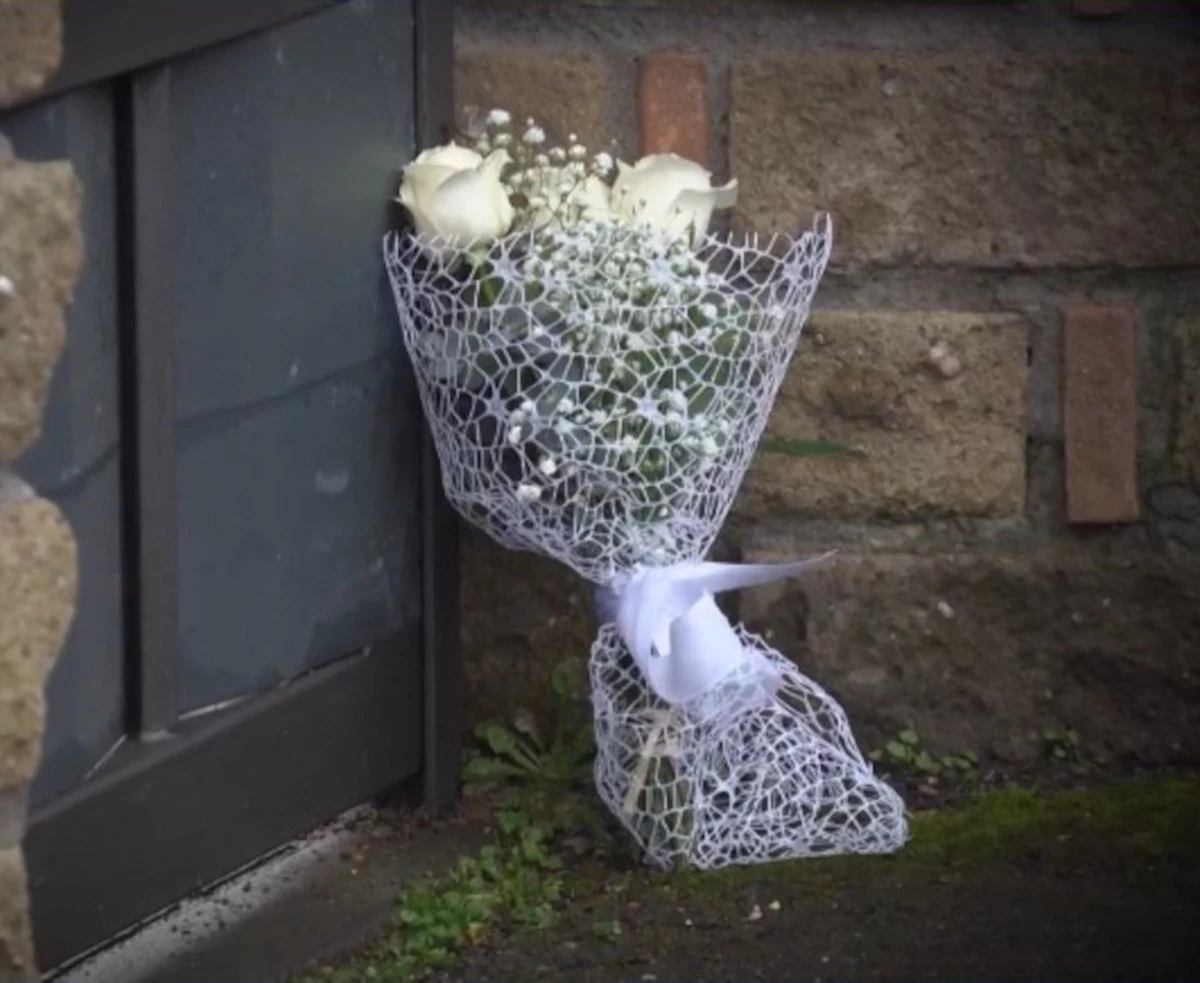 Fiori deposti in segno di cordoglio