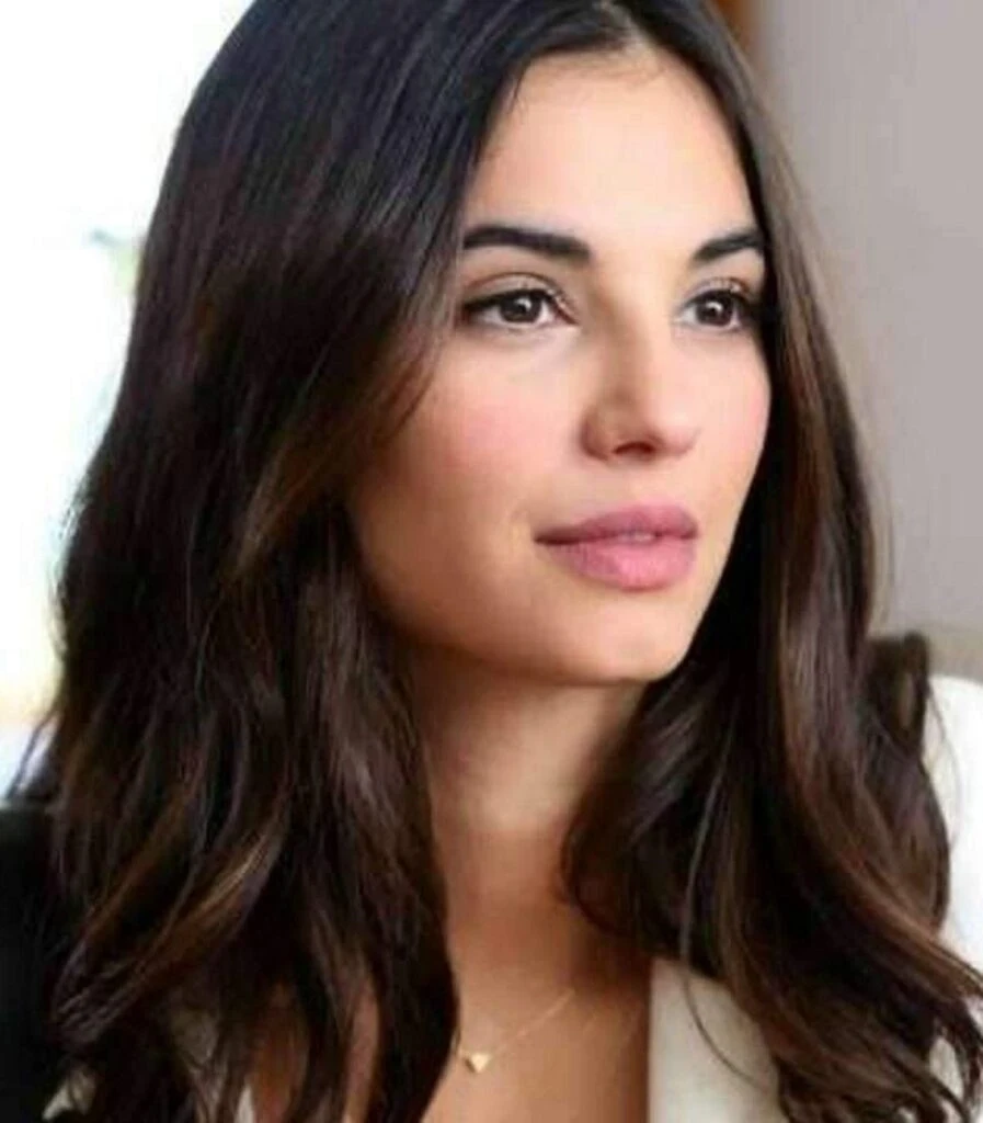 Primo piano sorridente di Francesca Chillemi, attrice siciliana