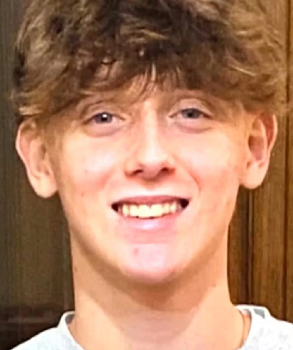 Foto di Giovanni Tamburi con medaglietta al collo, ricordato dalla madre e dai docenti