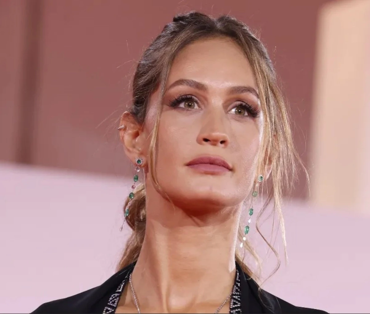 Primo piano della modella Helena Prestes