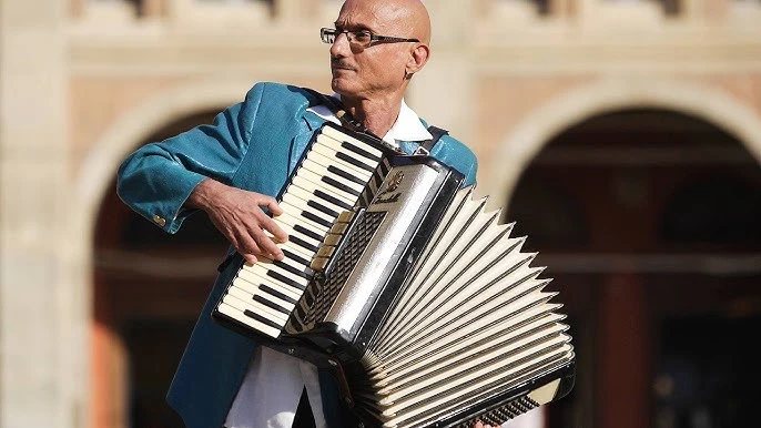 Luciano Manzalini in un’esibizione dal vivo