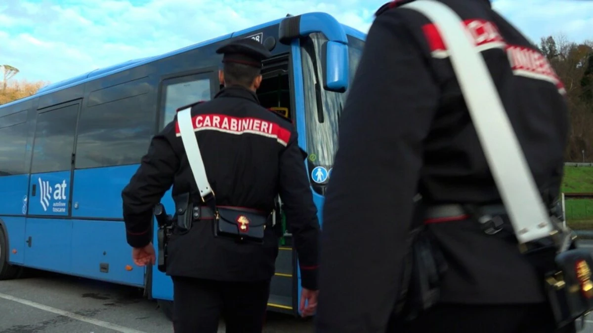 italia sale armato sul bus e accoltella i passeggeri terrore da Tvzap.it italia sale armato sul bus e accoltella i passeggeri terrore