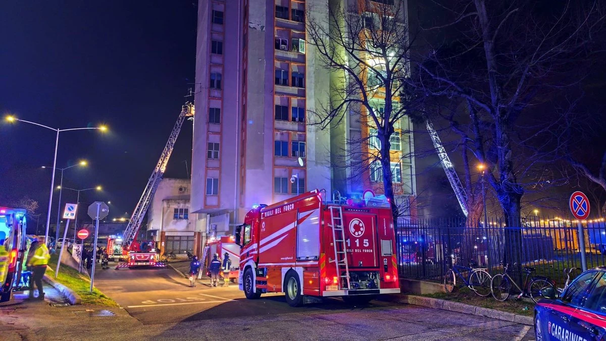 Incendio notturno nel grattacielo di via Felisatti a Ferrara