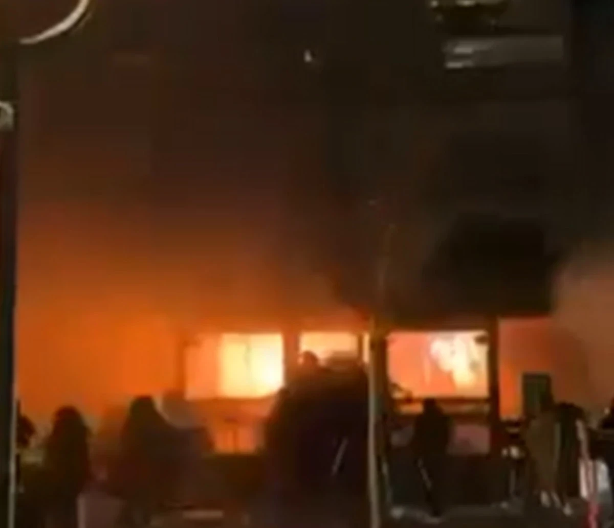 Squadre di soccorso al lavoro dopo l'incendio a Crans-Montana