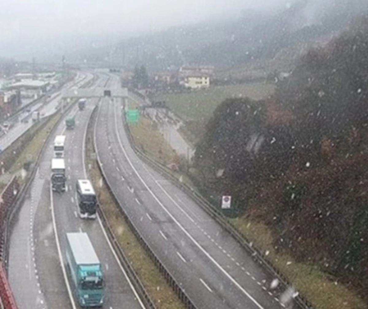 Mezzo pesante coinvolto in un incidente: rimorchio danneggiato e materiali sulla carreggiata