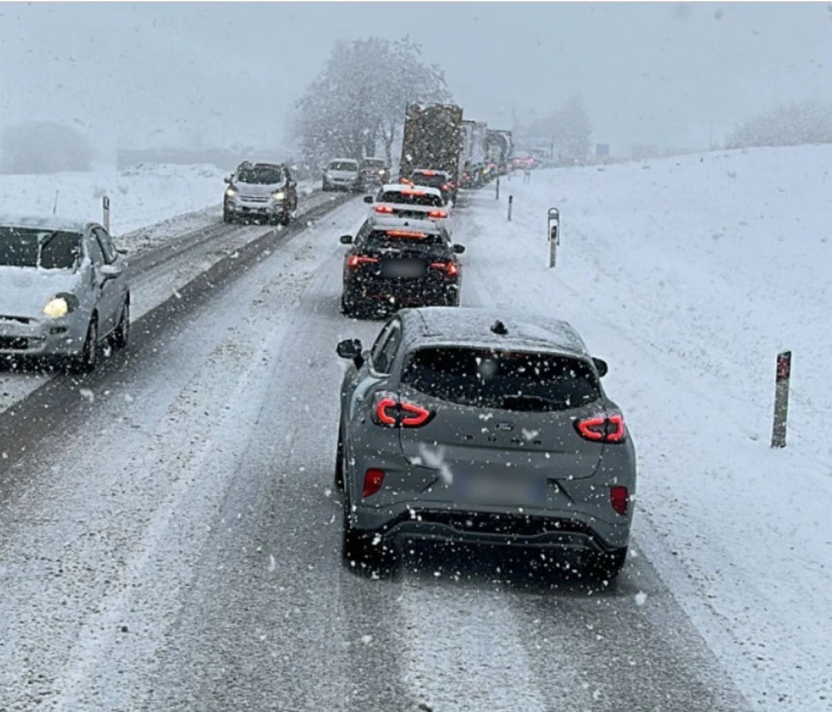 Intervento dei soccorsi e della polizia stradale dopo un incidente con camion in autostrada