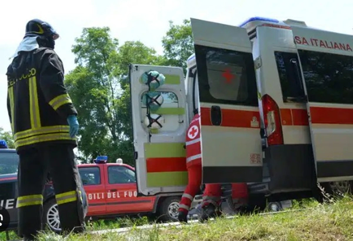 Intervento dei soccorsi sul luogo dell'incidente con veicoli danneggiati