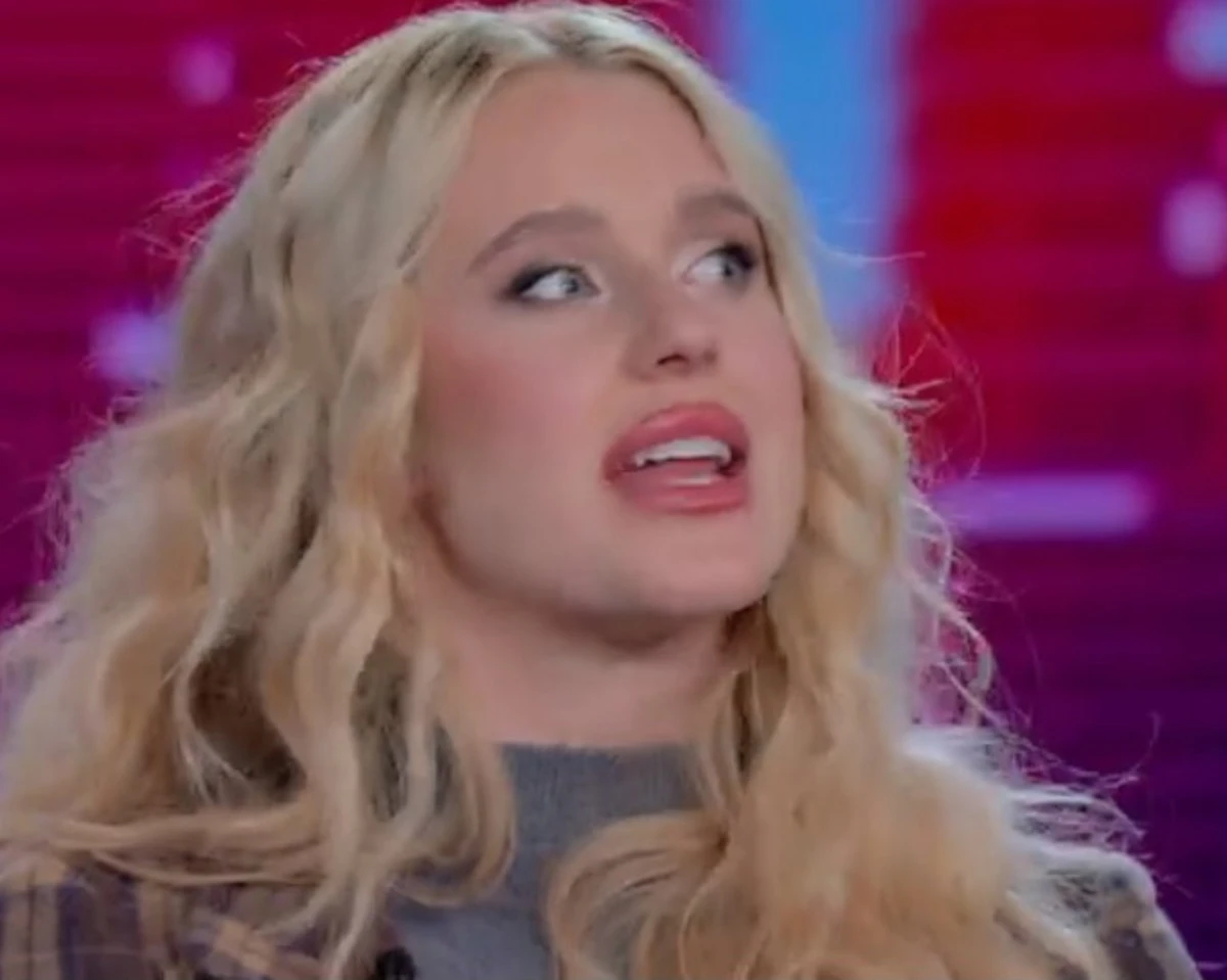 Isobel Kinnear nello studio televisivo durante la nuova avventura a Caduta Libera