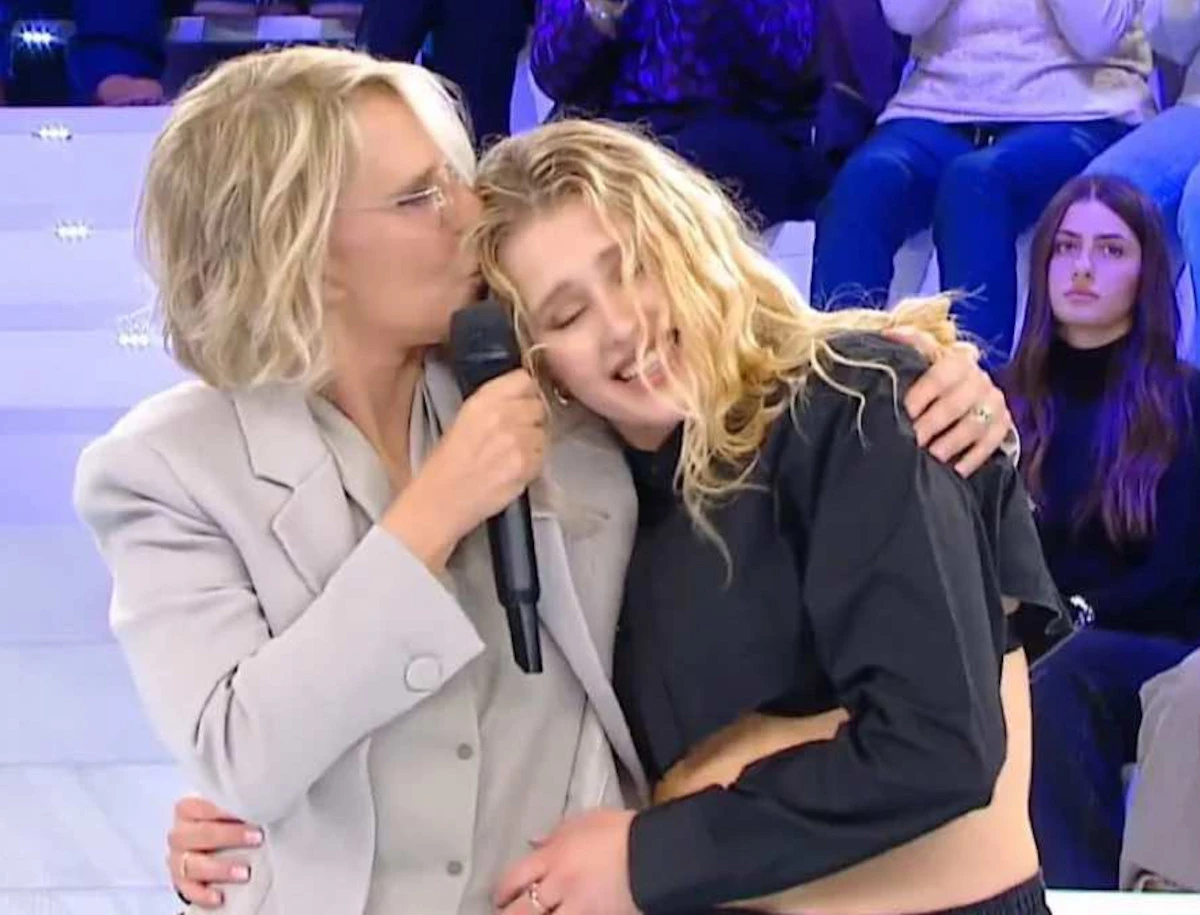 Isobel Kinnear e Maria De Filippi ritratte insieme durante Amici