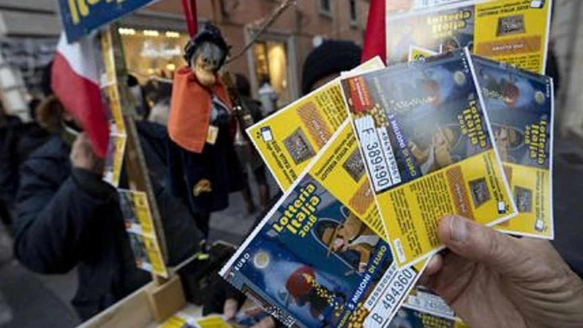 Estrazione Lotteria Italia 2025-2026 con biglietti e tabellone