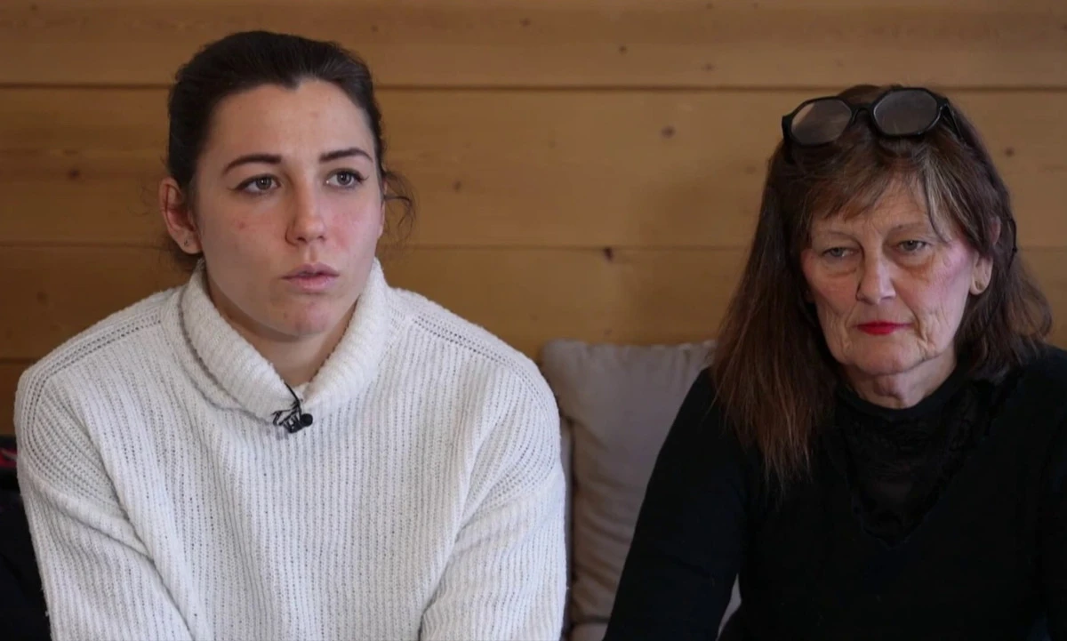 La madre e la zia di Cyane Panine durante un'intervista ai media