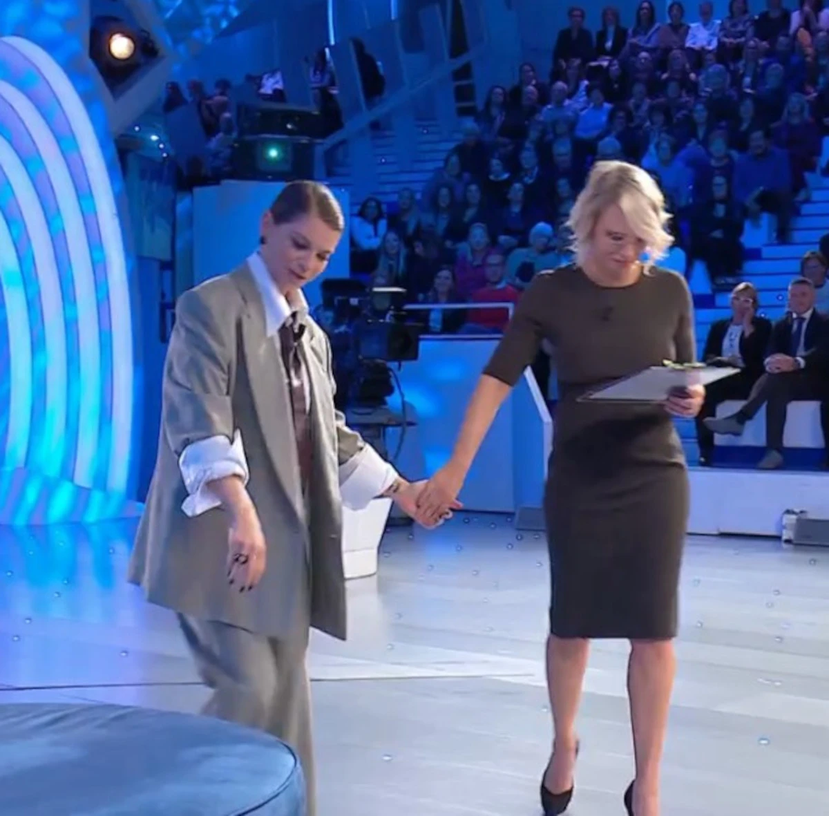 Maria De Filippi e Alessandra Amoroso insieme in studio a C’è posta per te