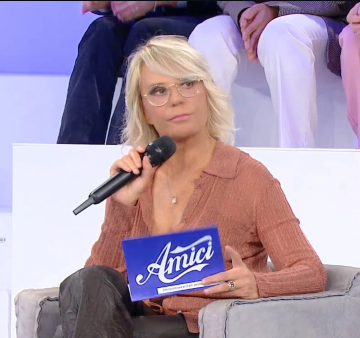 Maria De Filippi durante una puntata di Amici in studio