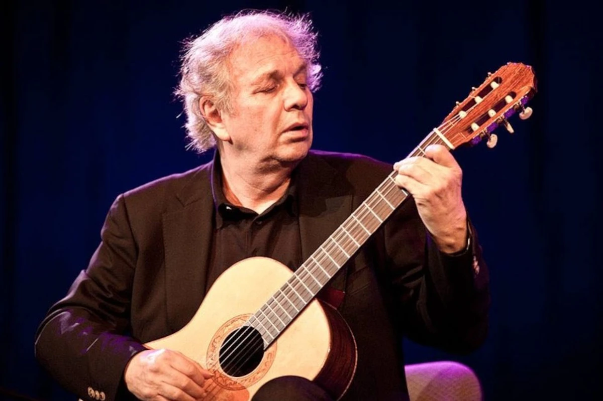 Ralph Towner durante un'esibizione musicale