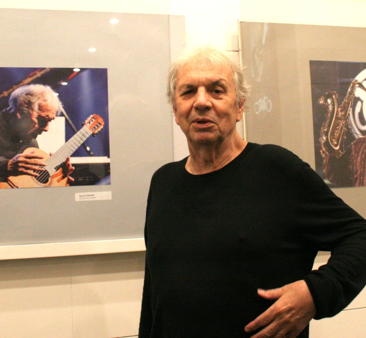 Primo piano di Ralph Towner con chitarra