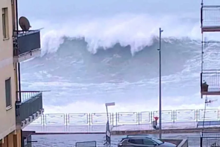 Mare in tempesta nel Canale di Sicilia durante il passaggio del mega-ciclone Harry