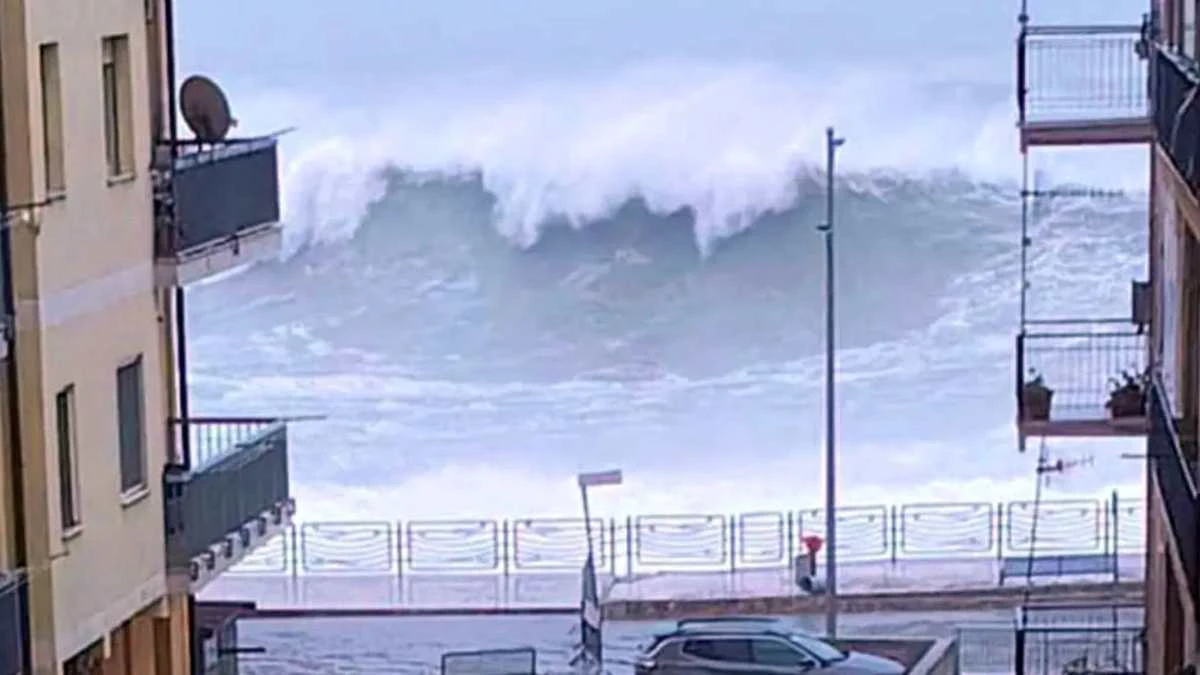 Mare in tempesta nel Canale di Sicilia durante il passaggio del mega-ciclone Harry