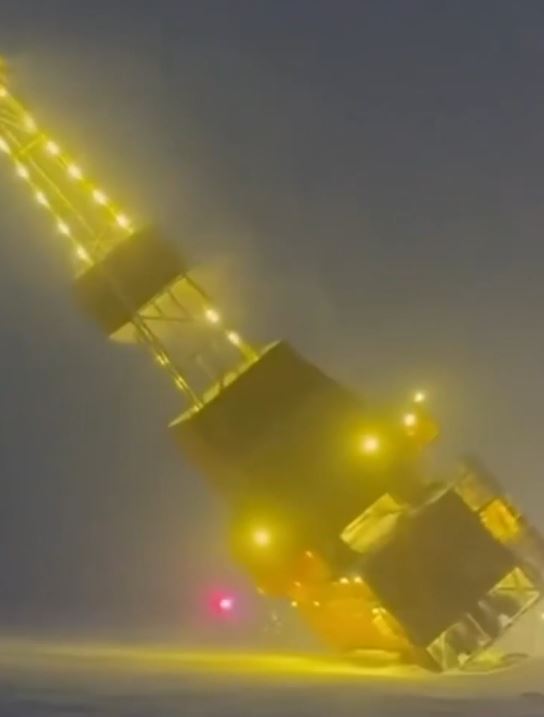 Alaska, piattaforma petrolifera crolla durante il trasporto (VIDEO)